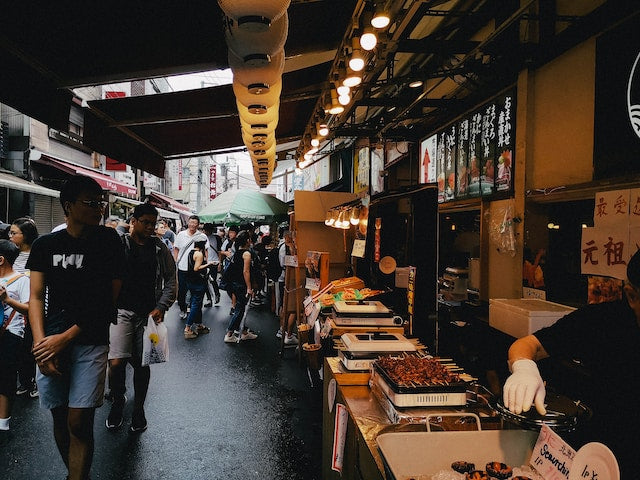 Le marché extérieur de Tsukiji à Tokyo